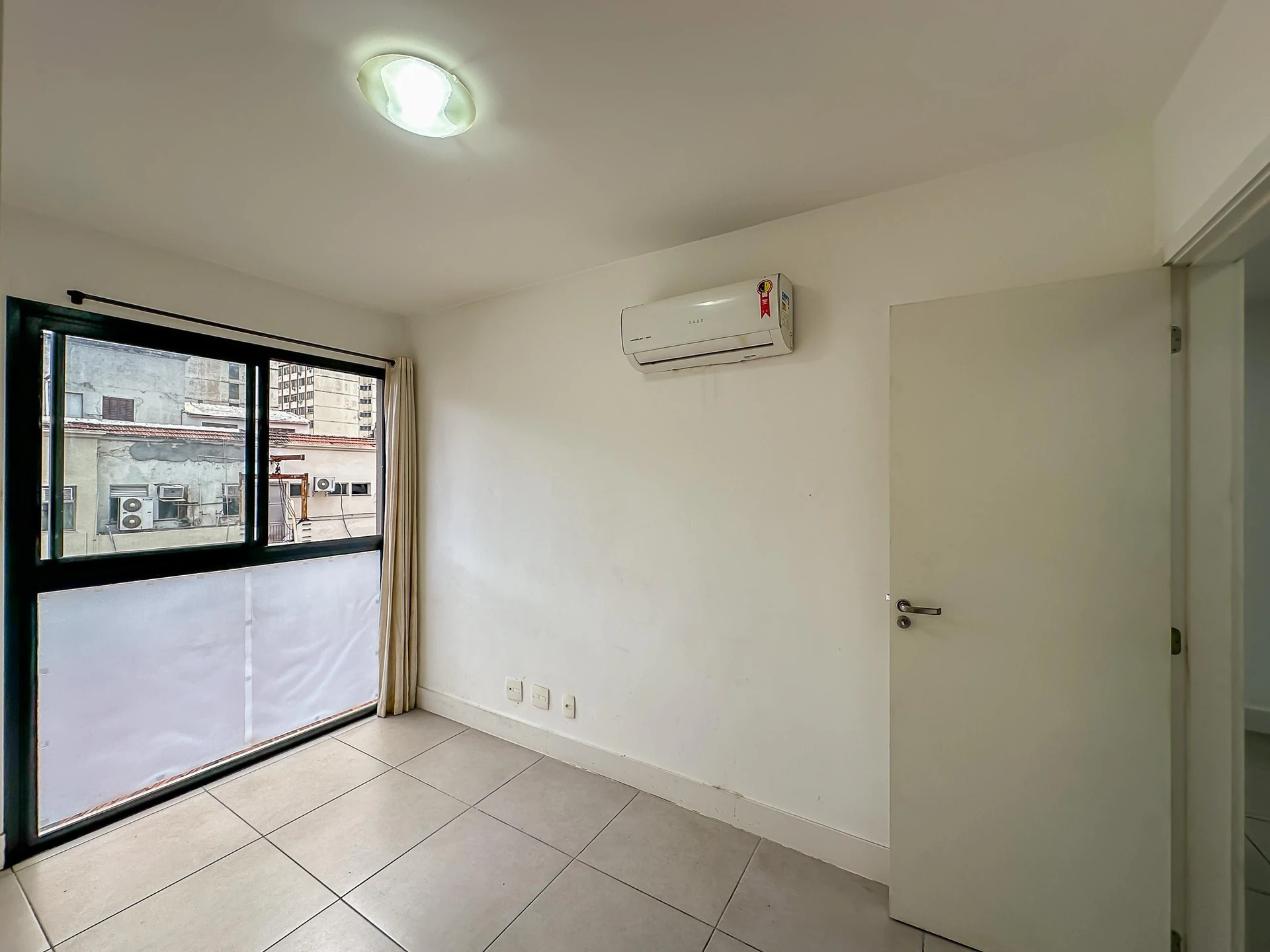 Furnished apartment, 42 m², with a glass-enclosed balcony — photo 32