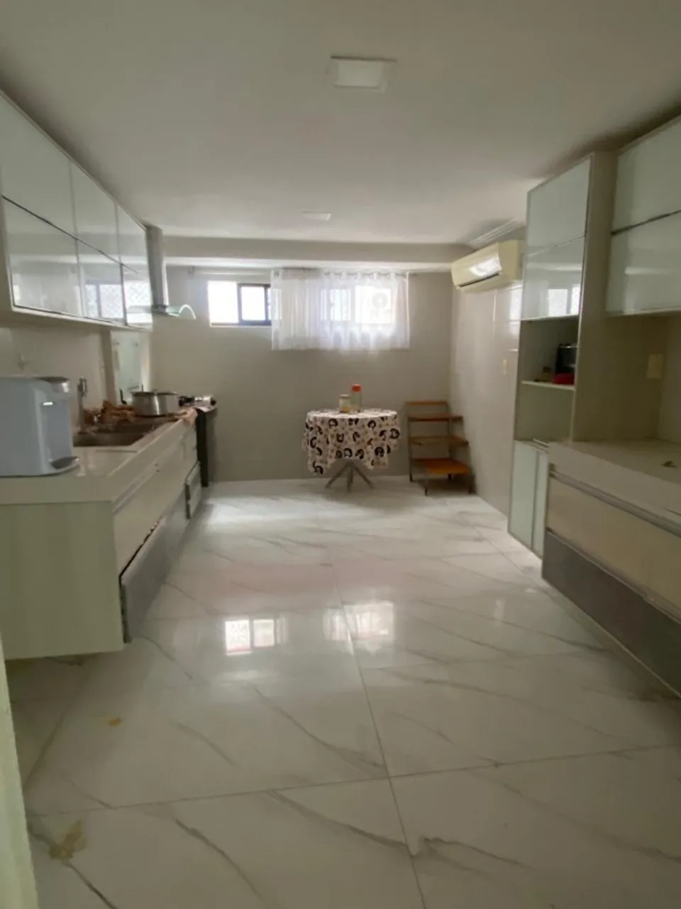 4-bedroom apartment in a building with a pool — photo 2