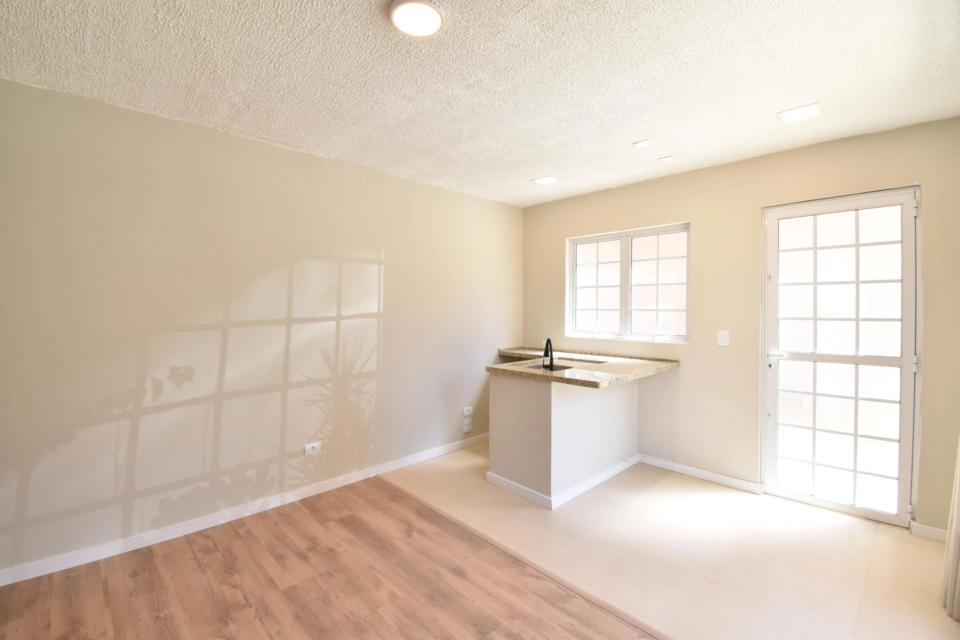 Studio, 38 m², with wood or laminate floors — photo 3