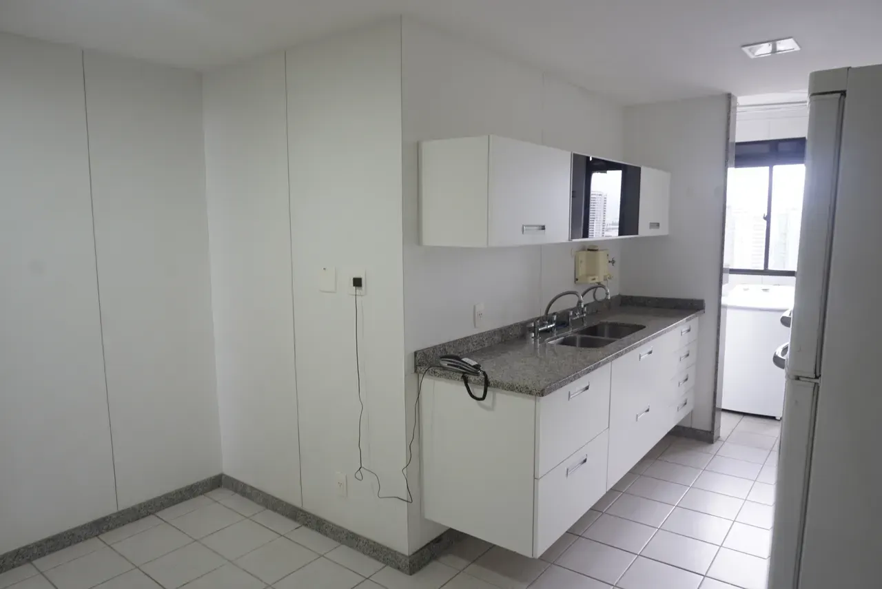 Unfurnished apartment with 4 bedrooms and 3 parking spots — photo 13