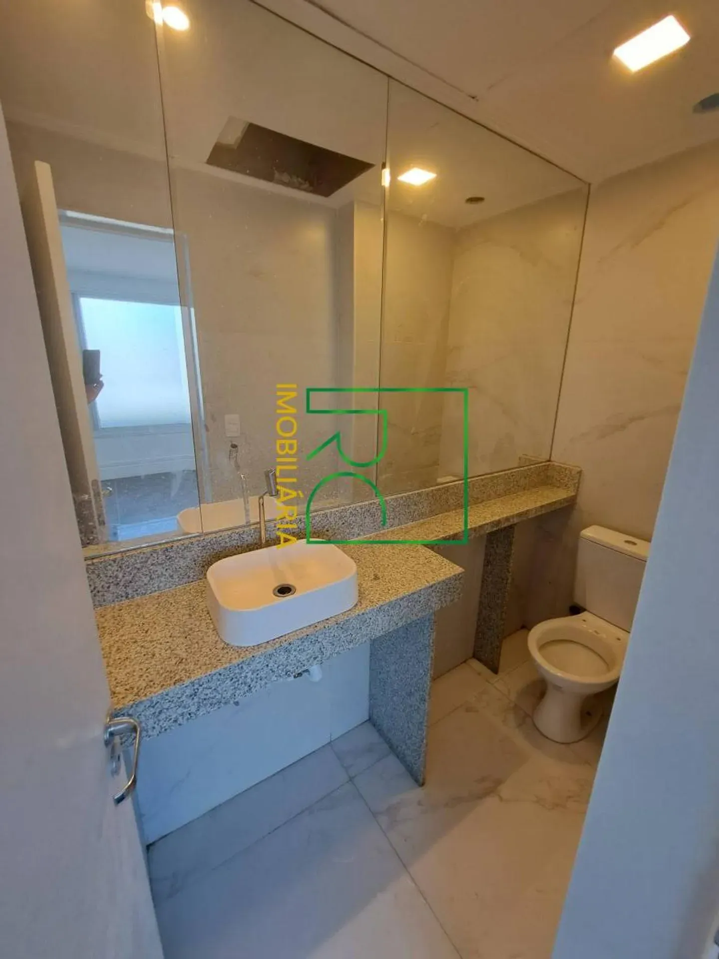 Condominium house with 6 en-suite bedrooms and garden — photo 37