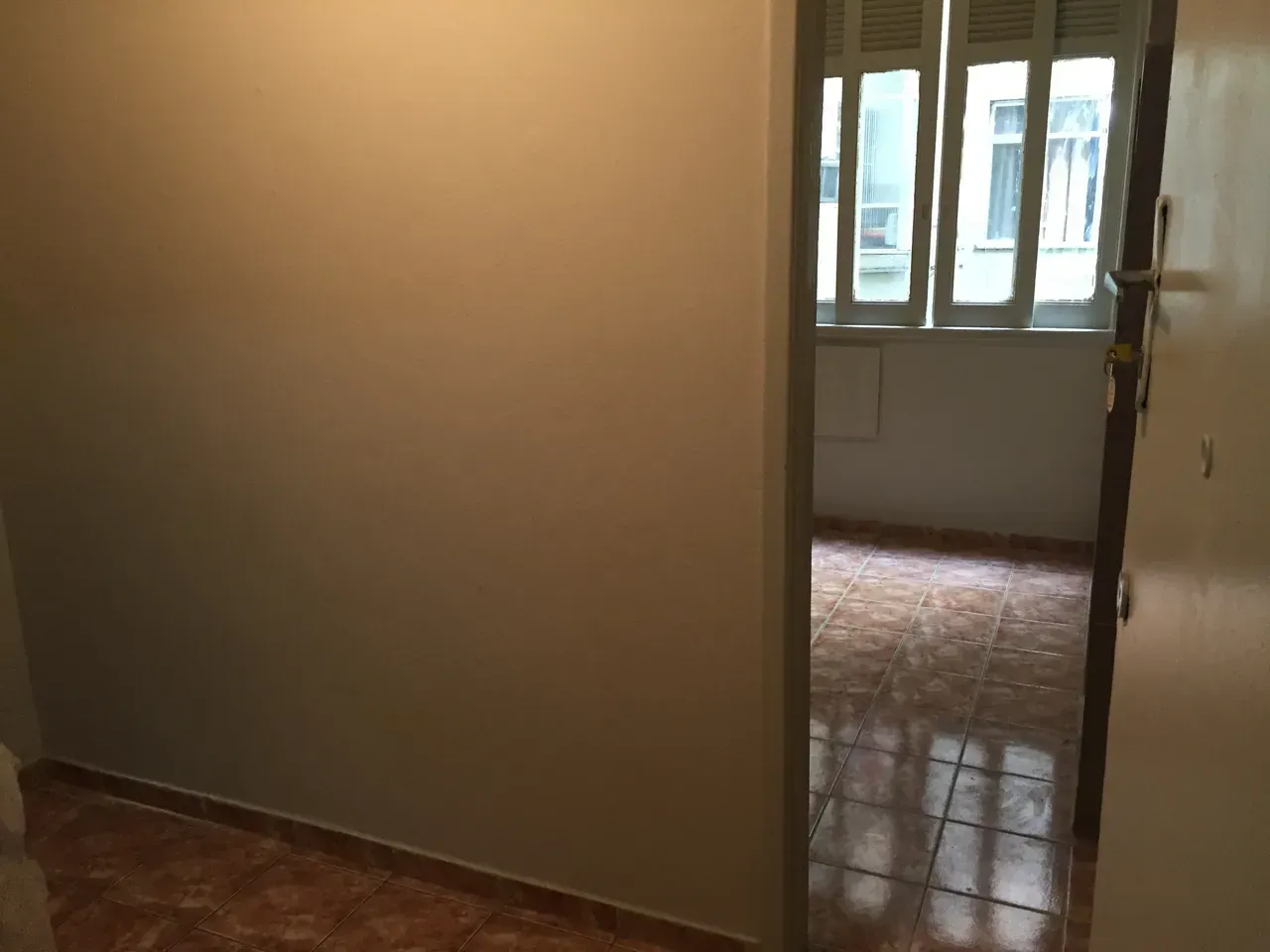 Apartamento sem mobília com 1 quarto e cozinha separada — photo 9