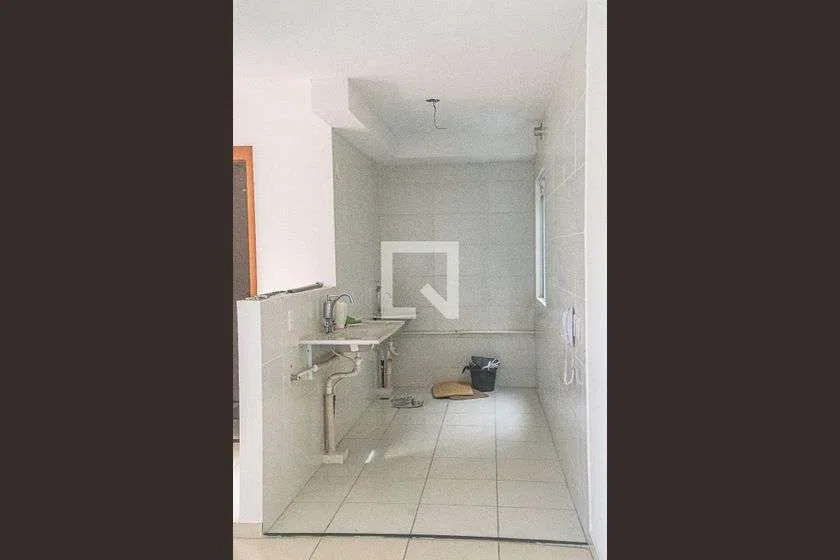 Apartamento de 2 quartos com cozinha fechada e fogão a gás