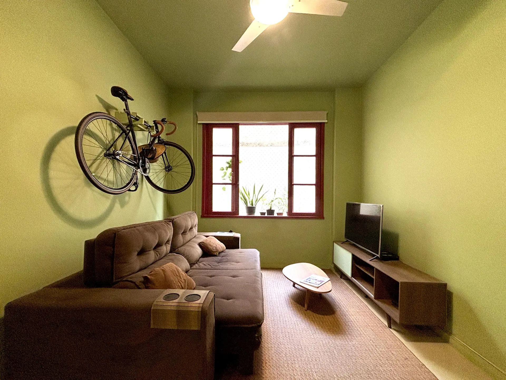Furnished 1-bedroom apartment with open-plan kitchen