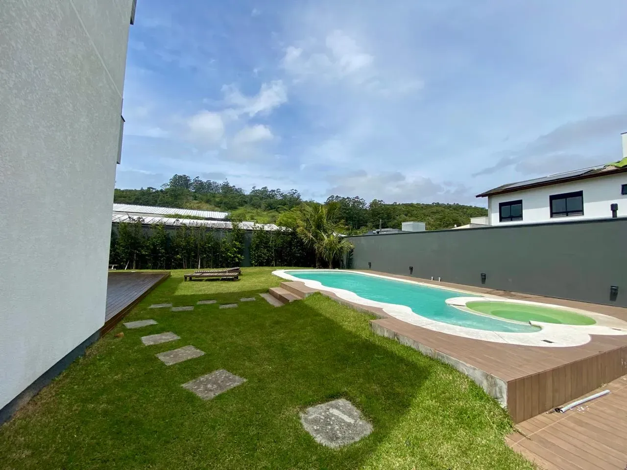 240 m² house with a garden and a bathtub — photo 22