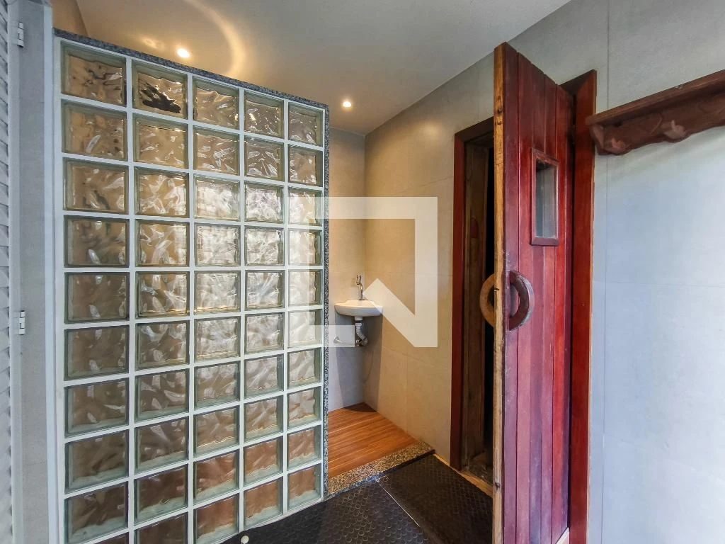 Furnished 4-bedroom apartment with balcony — photo 53