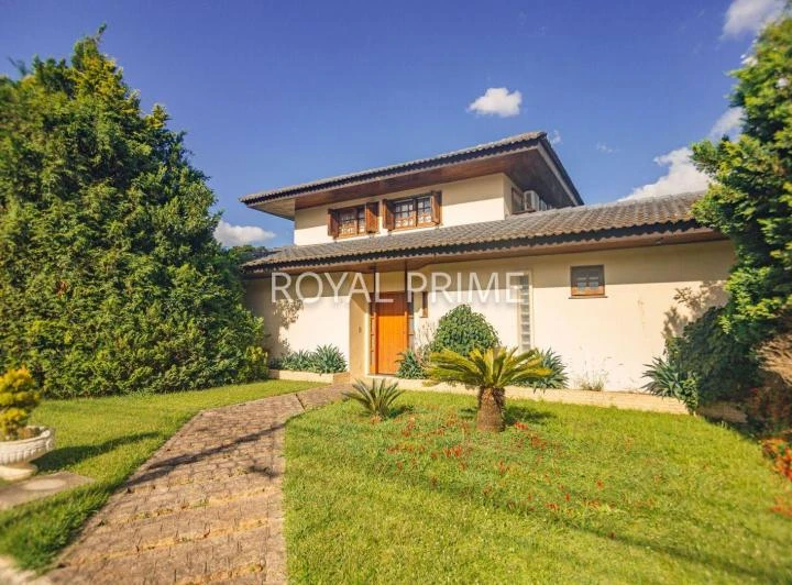 Condominium house with 4 bedrooms and 12 parking spaces