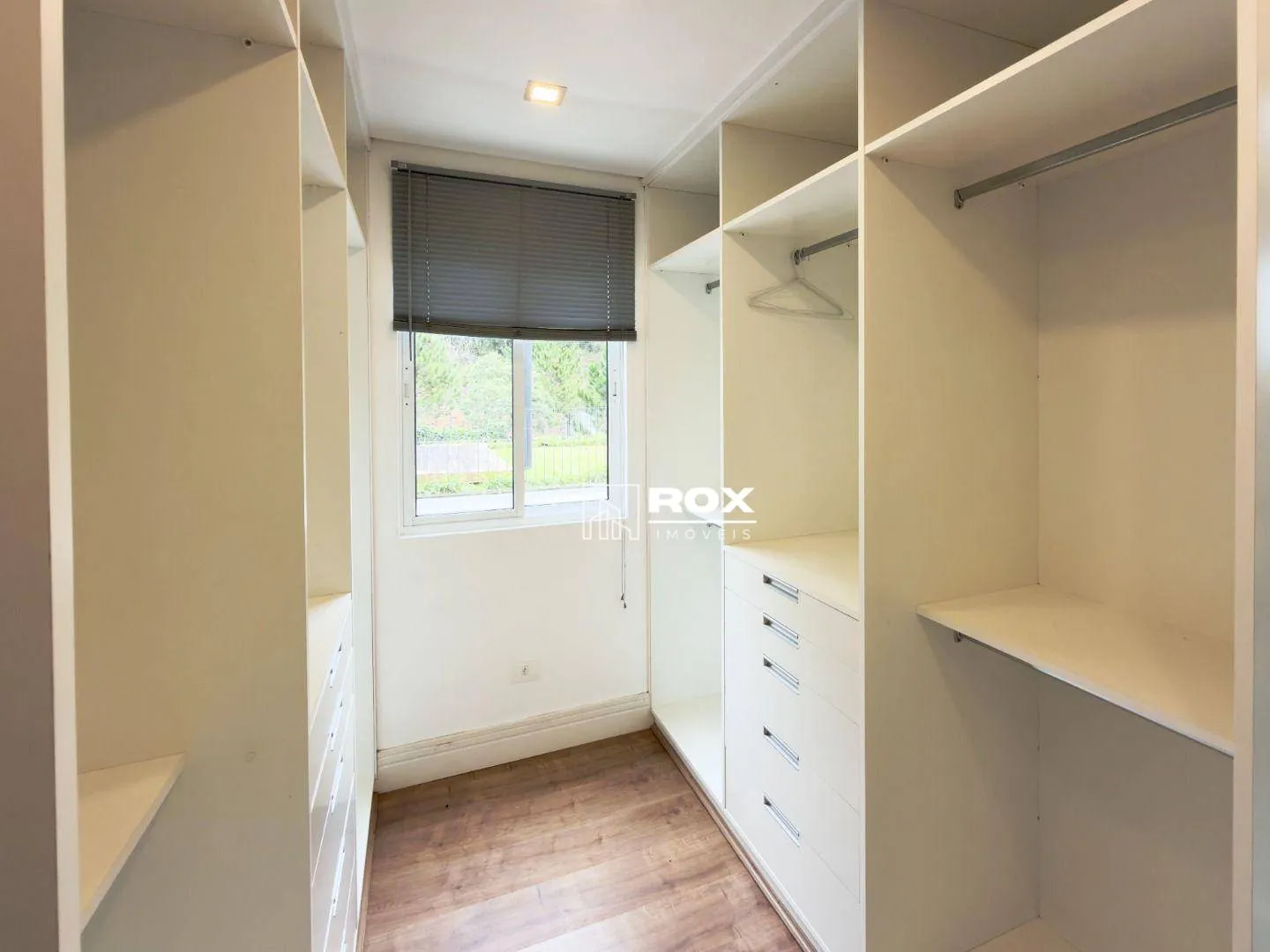 Furnished 322 m² house with 3 bedrooms and private garden — photo 25