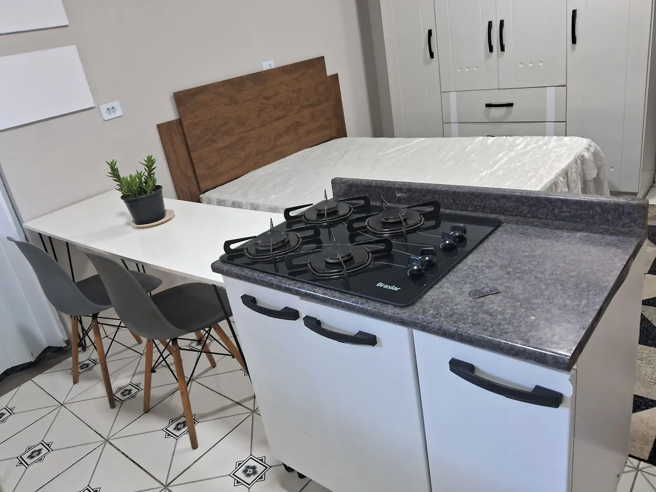 Furnished studio with 1 bedroom and 1 bathroom — photo 4