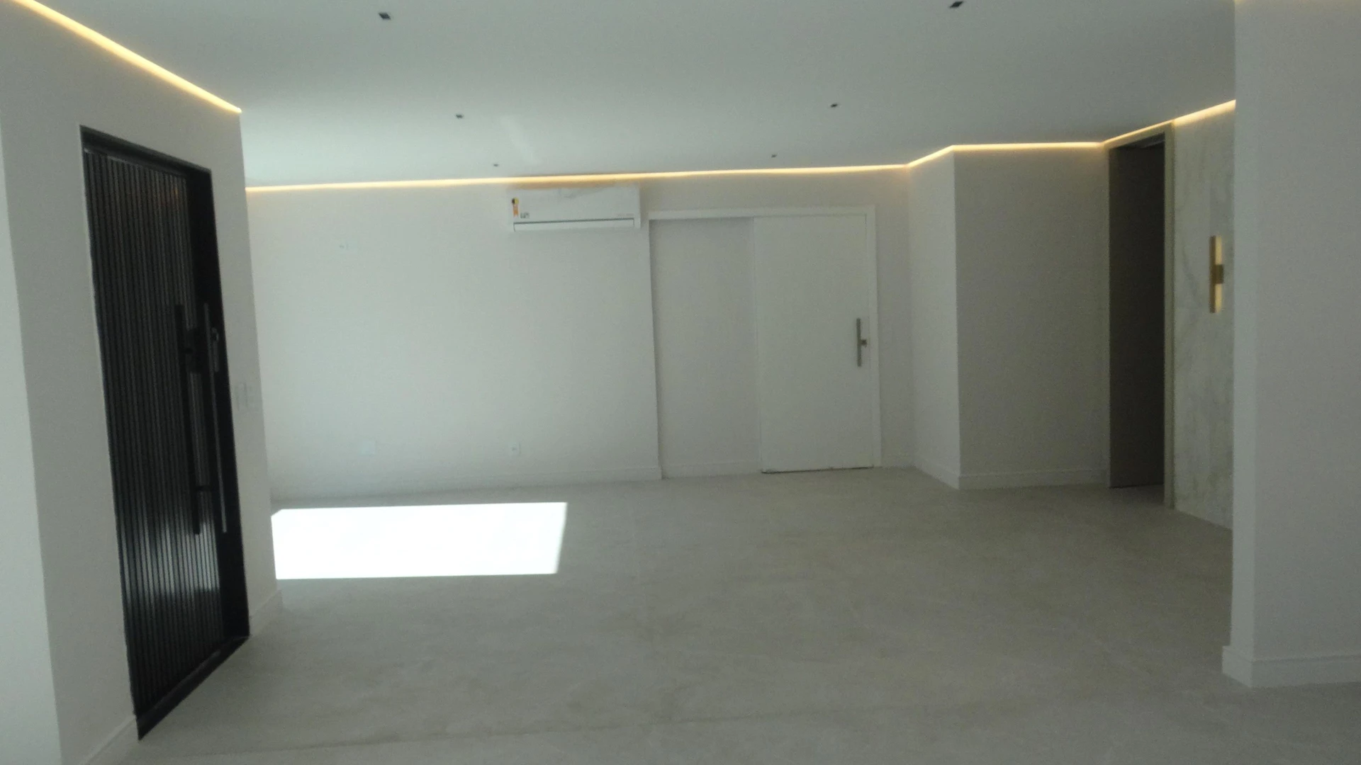 Casa de 384 m² com janelas do piso ao teto e varanda gourmet — photo 87
