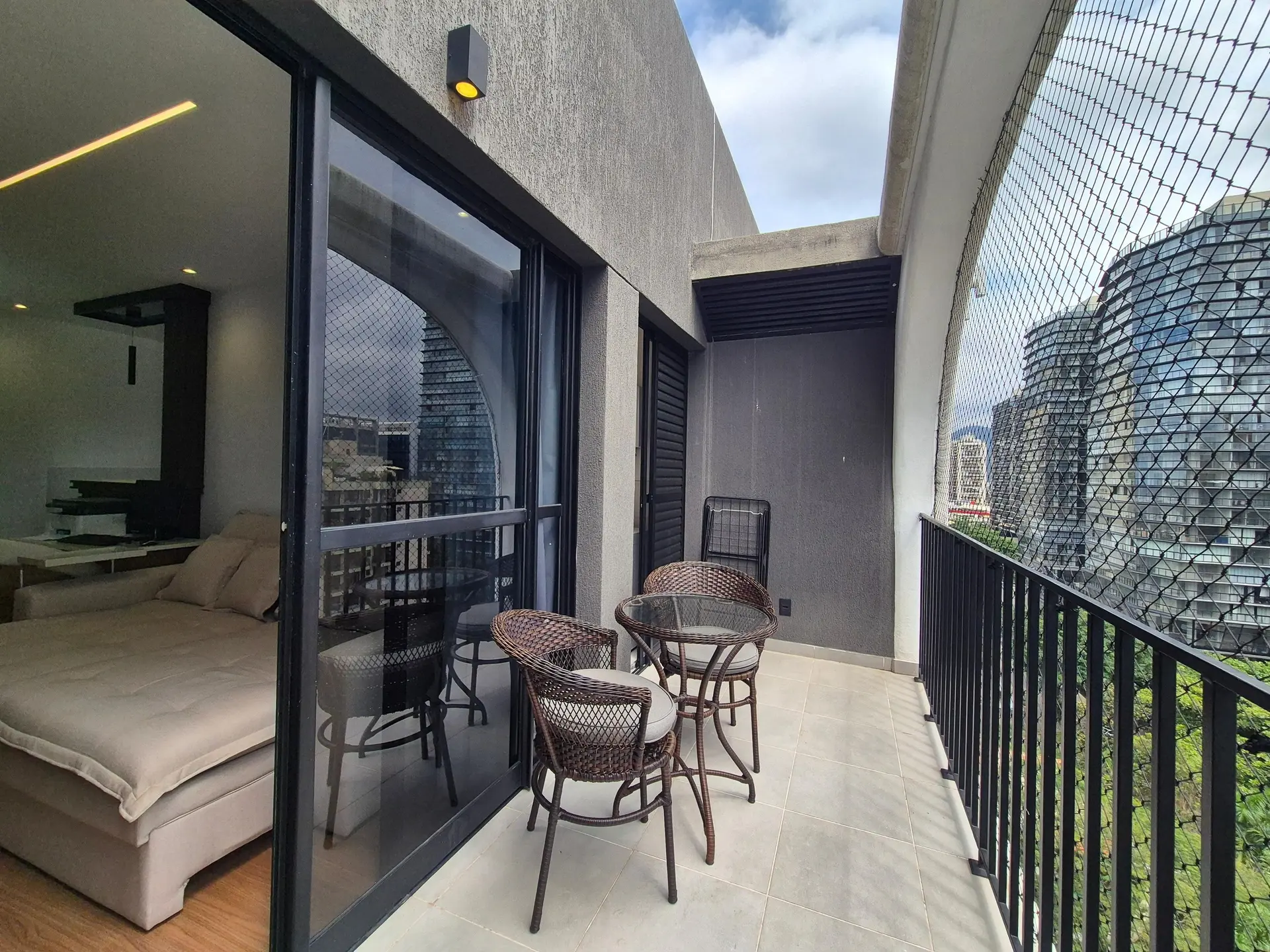 Furnished 2-bedroom apartment with enclosed balcony — photo 35