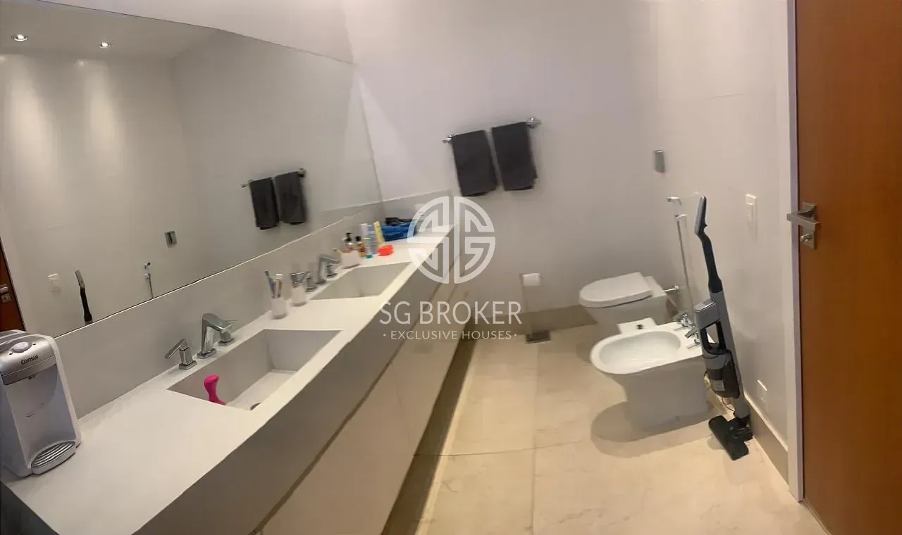 Furnished house, 800 m², with floor-to-ceiling windows — photo 26
