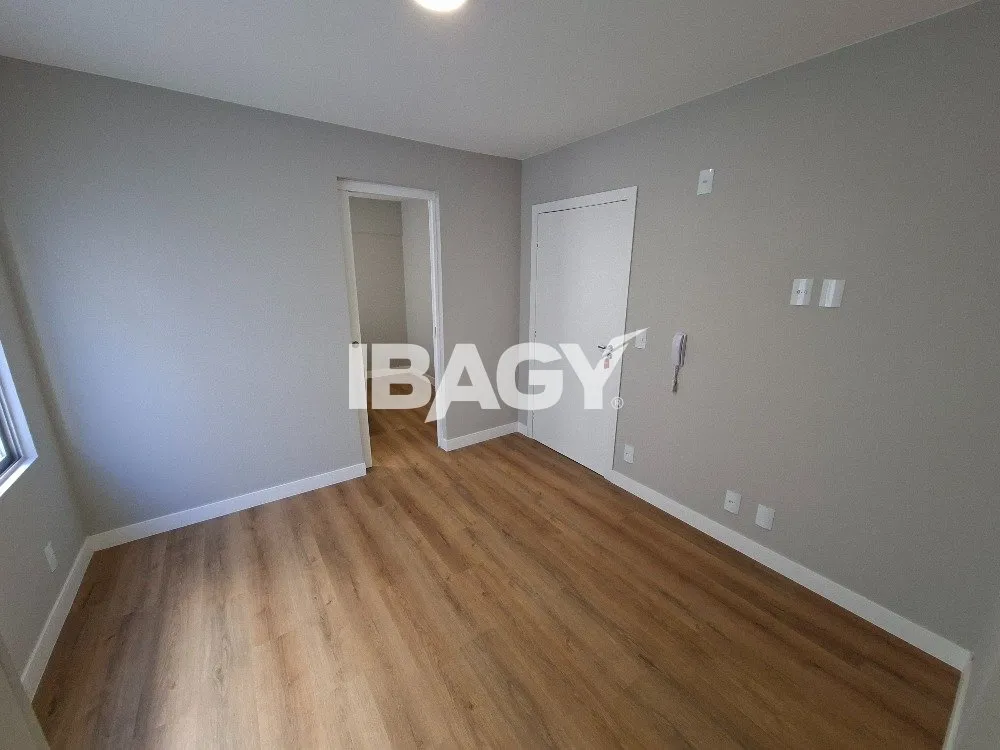 One-bedroom apartment with wood or laminate floors — photo 8