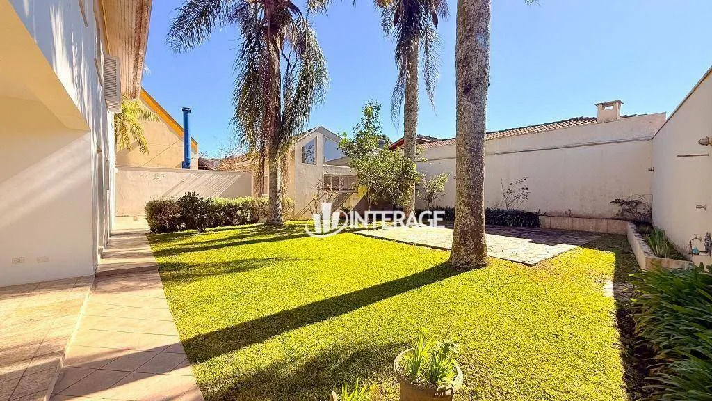 Condo house with private garden and laundry area — photo 22