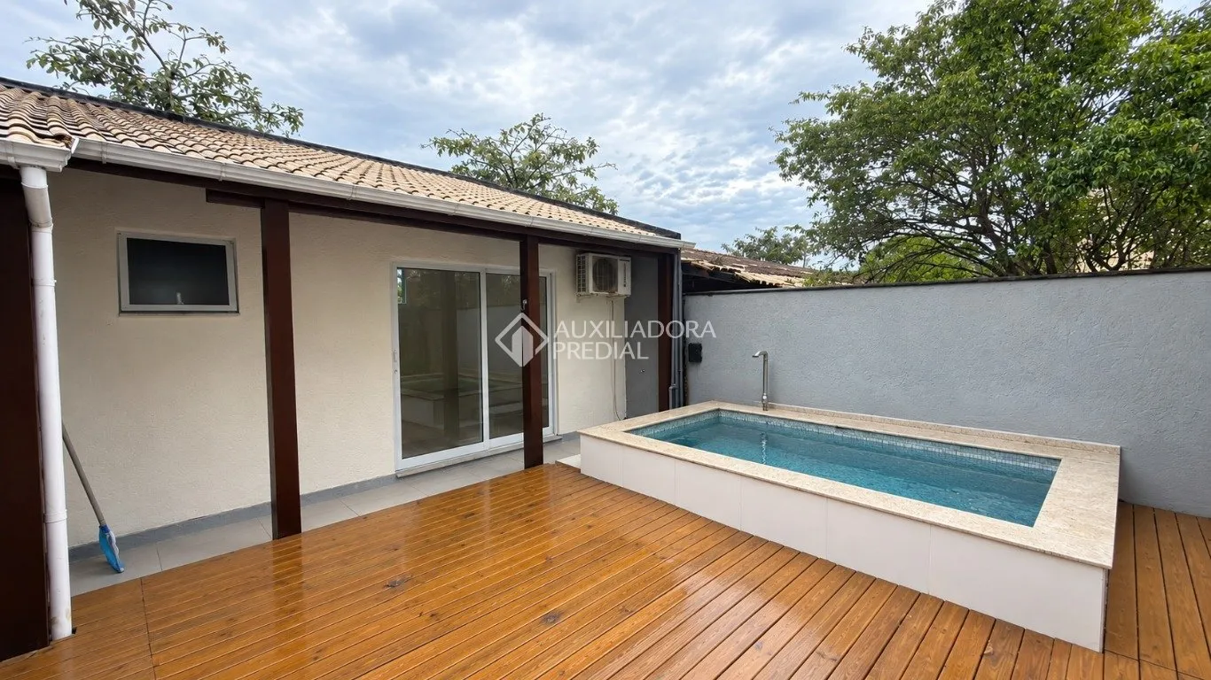 Balcony with a grill in a 4-bedroom house, 120 m² — photo 34