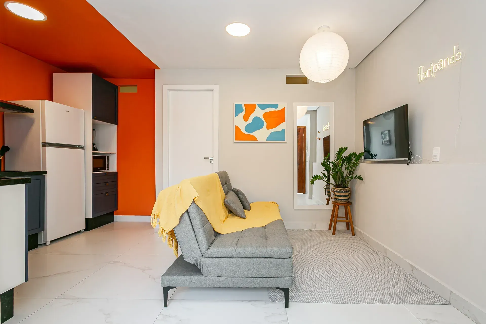 Furnished 1-bedroom apartment with built-in wardrobes