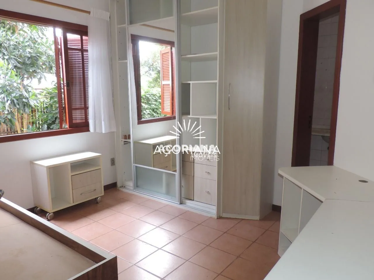 Fireplace in a 5-bedroom house, 350 m² — photo 4