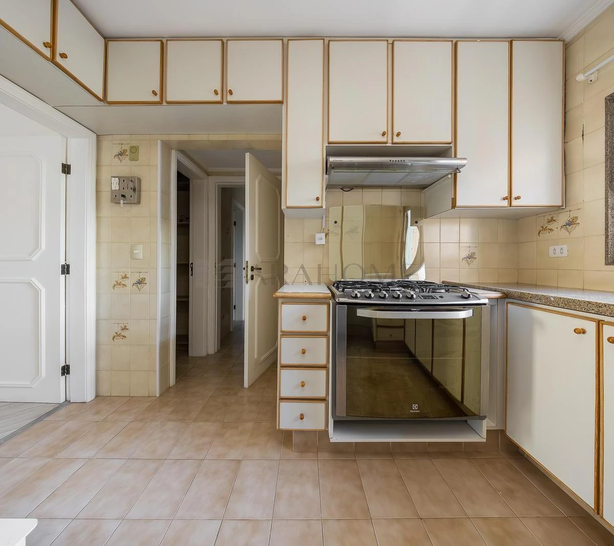 4-bedroom apartment with a bathtub in Curitiba — photo 21