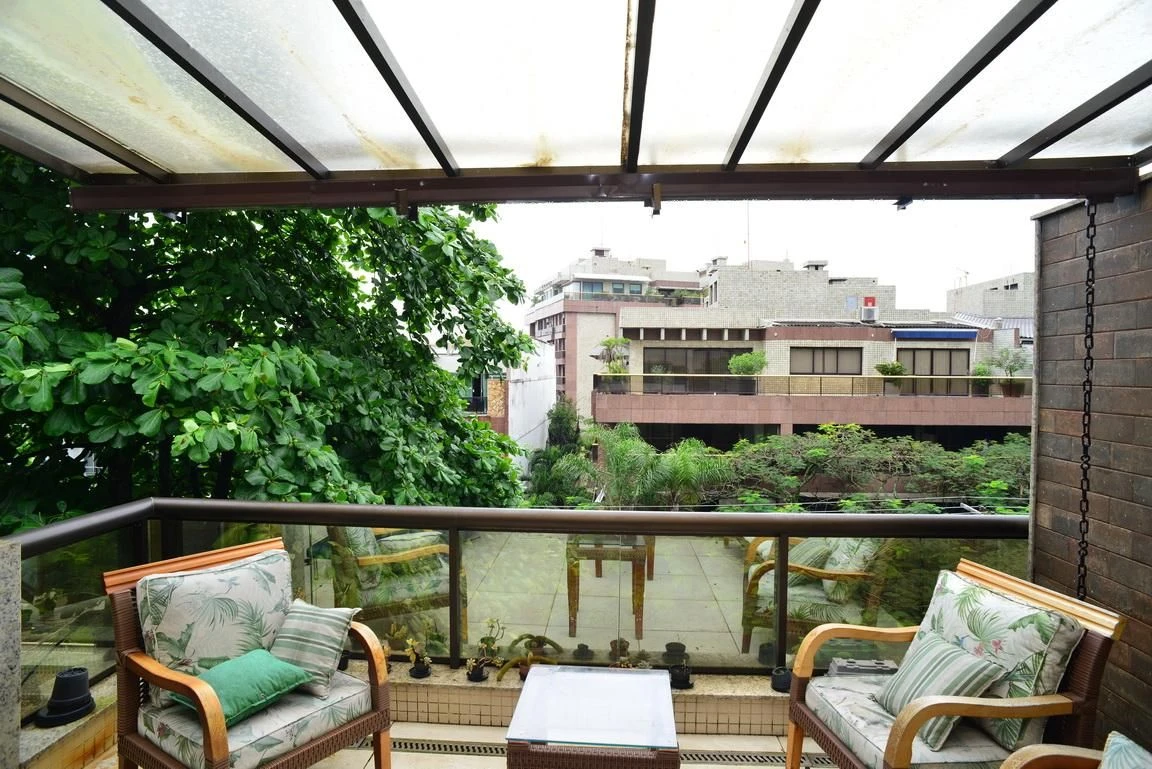 Furnished apartment, 300 m², with a glass-enclosed balcony — photo 39