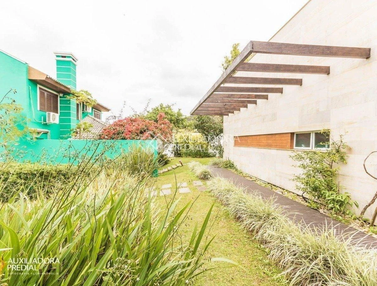 560 m² house with floor-to-ceiling windows and a home office