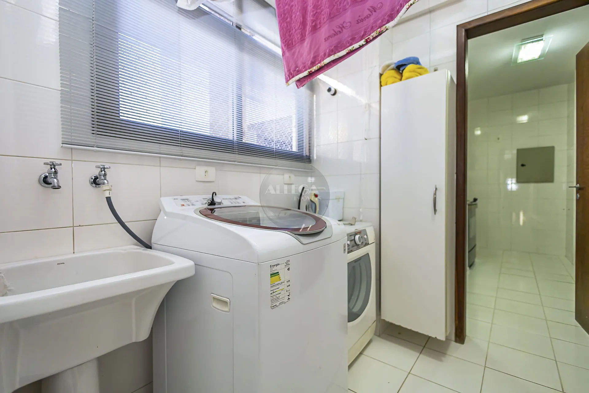 Apartamento com 4 quartos e piso de madeira na sala — photo 26