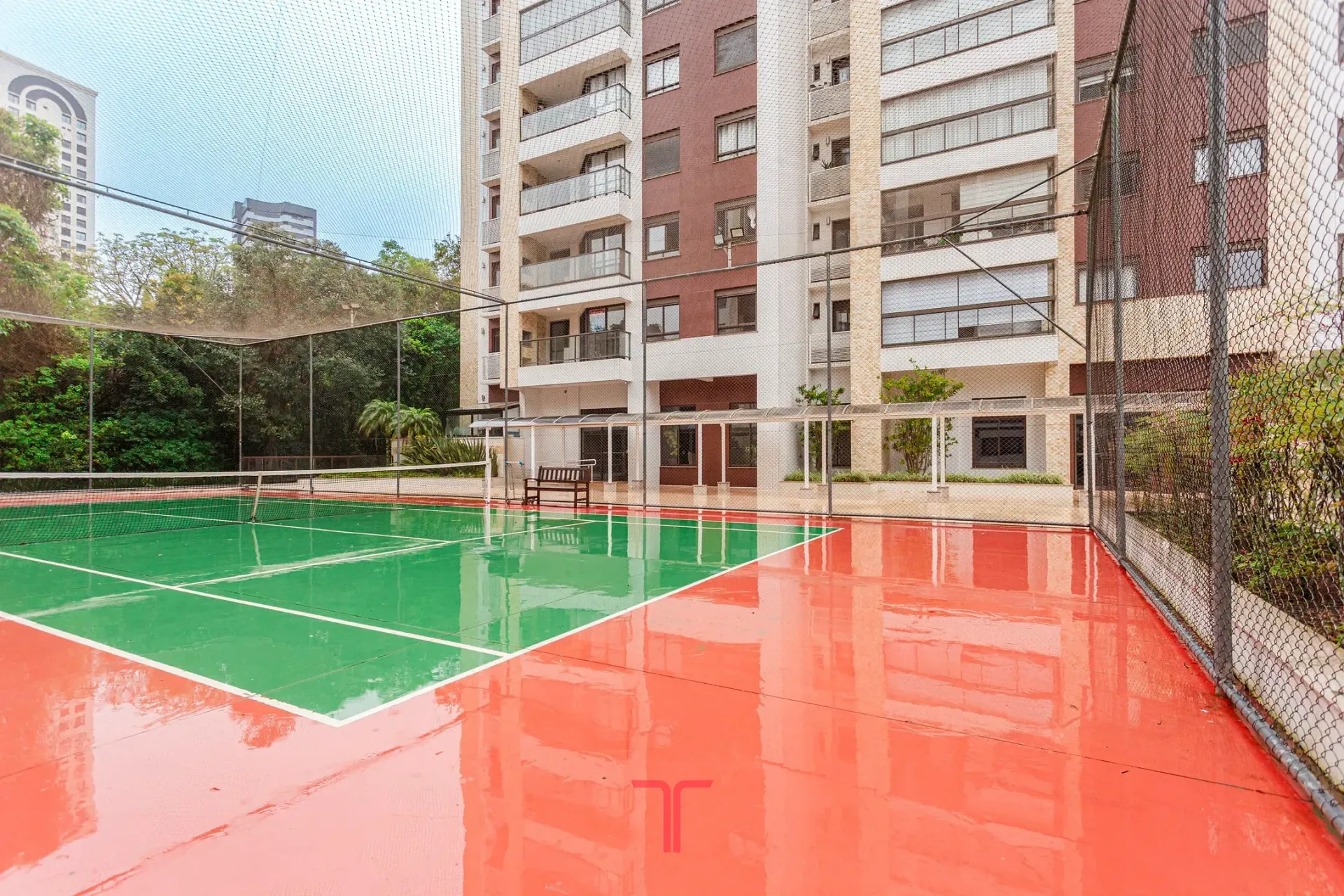 3-bedroom apartment in a building with a pool — photo 57
