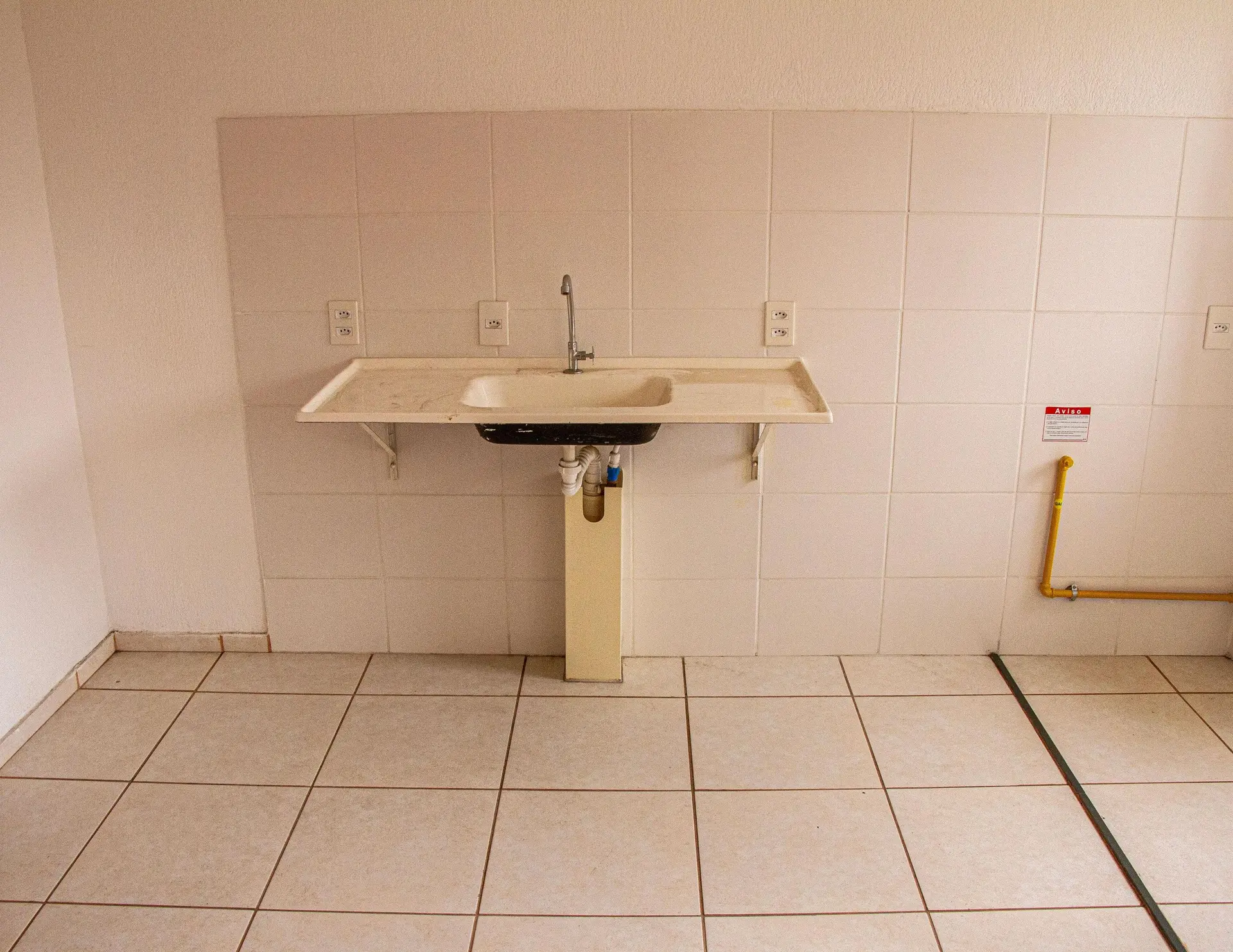 2-bedroom apartment with a closed-off kitchen — photo 8