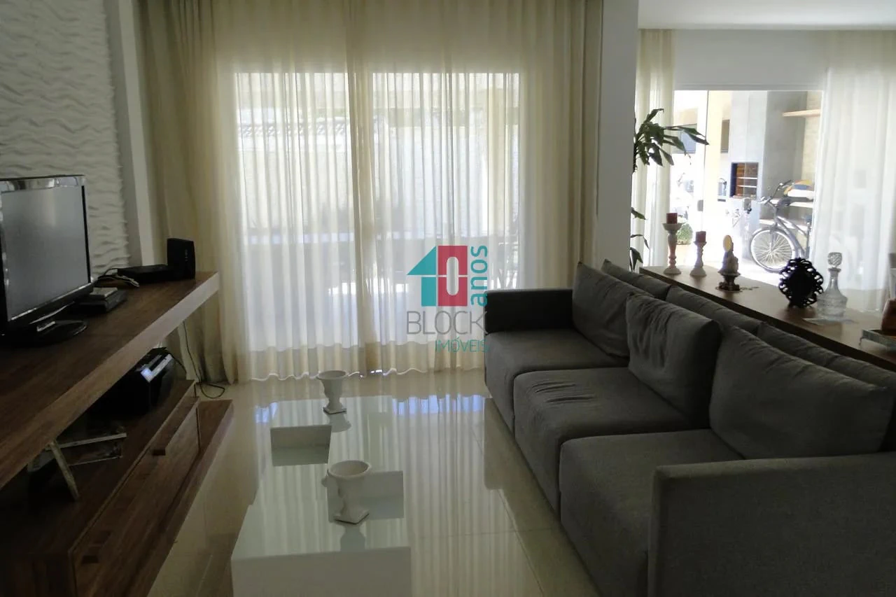 Balcony with a grill in a 5-bedroom house, 278 m² — photo 17