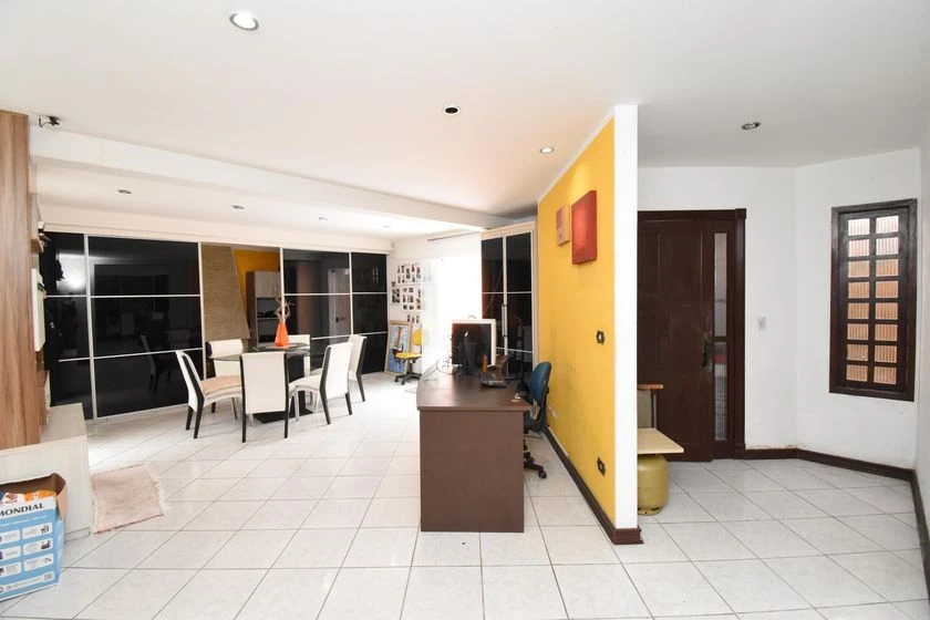 House with 5 bedrooms plus laundry with a washing machine — photo 9