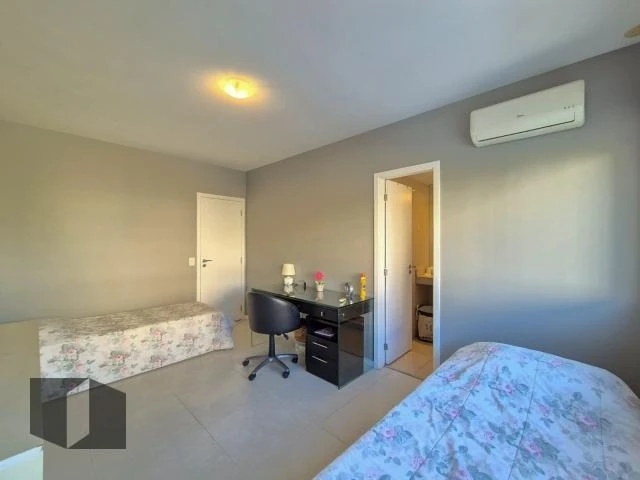 Apartment with 4 bedrooms and 4 bathrooms — photo 27