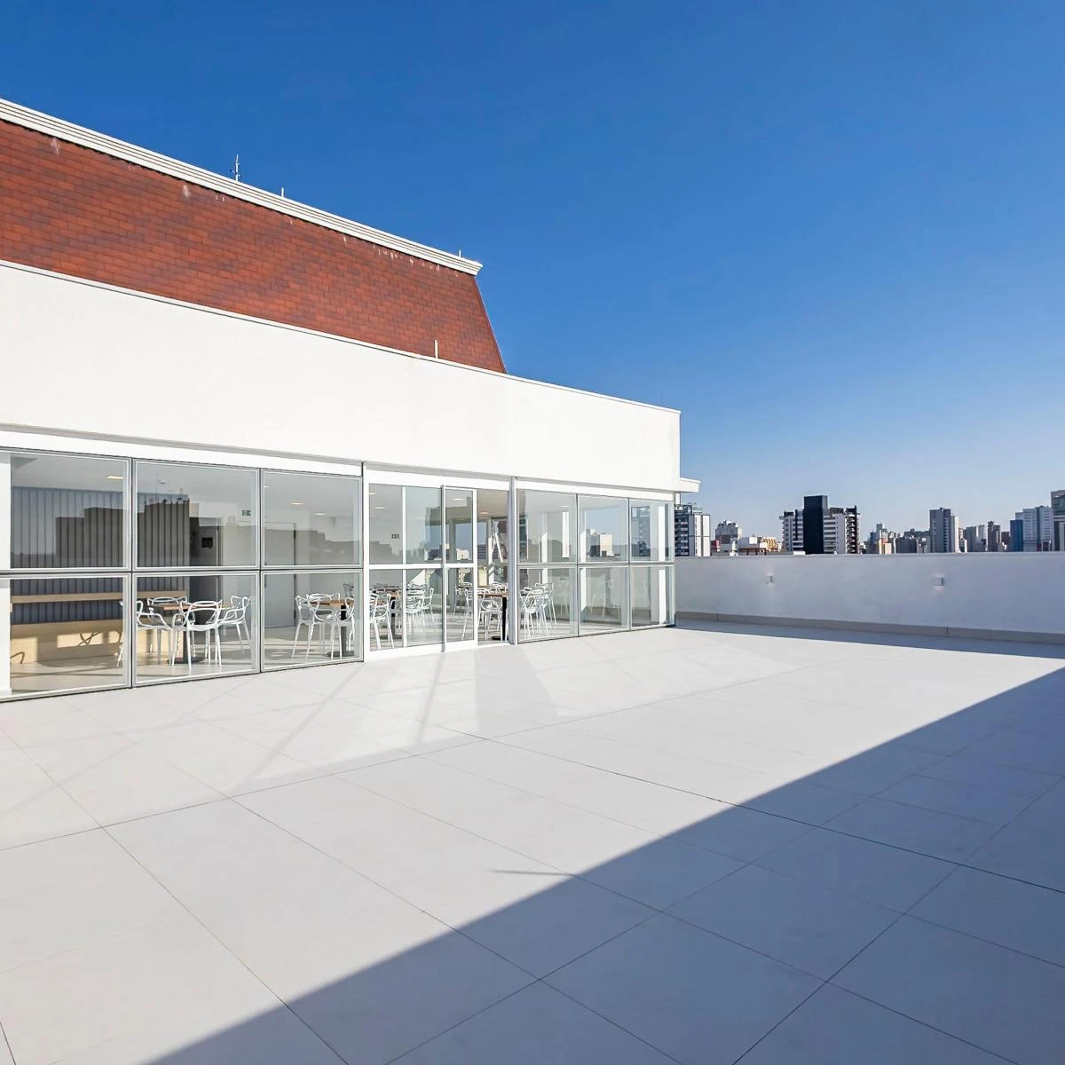 One-bedroom apartment in a building with a coworking space