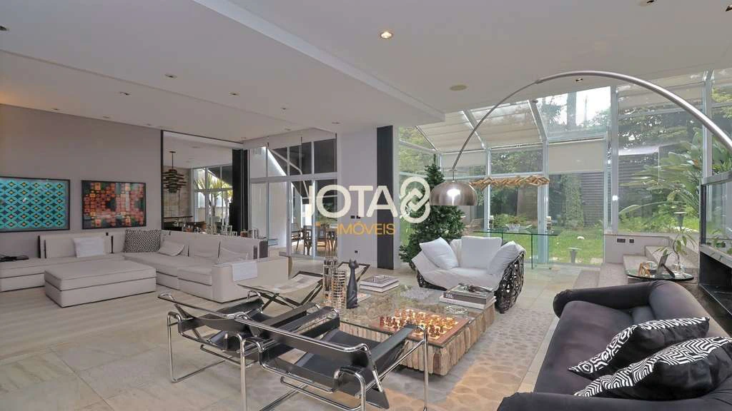 House with 6 bedrooms, 7 bathrooms and 879 m² plus 4 parking
