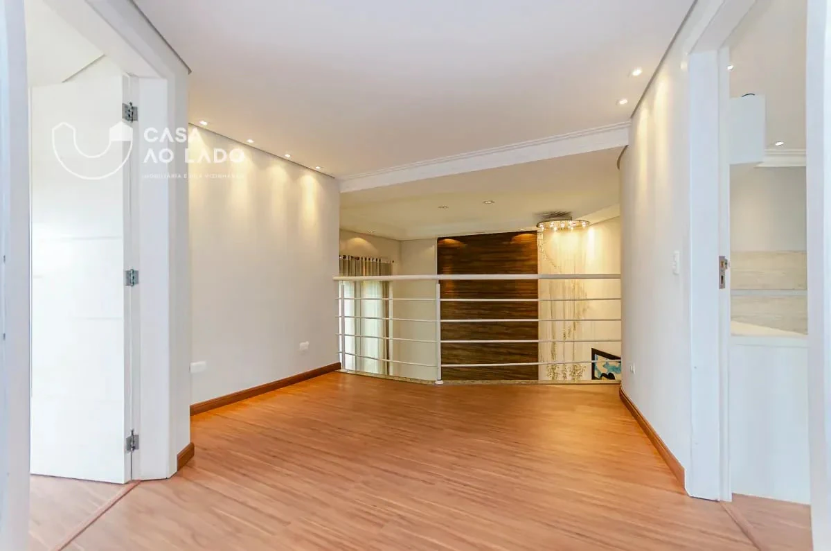 Balcony with a grill in a 3-bedroom house, 264 m² — photo 4