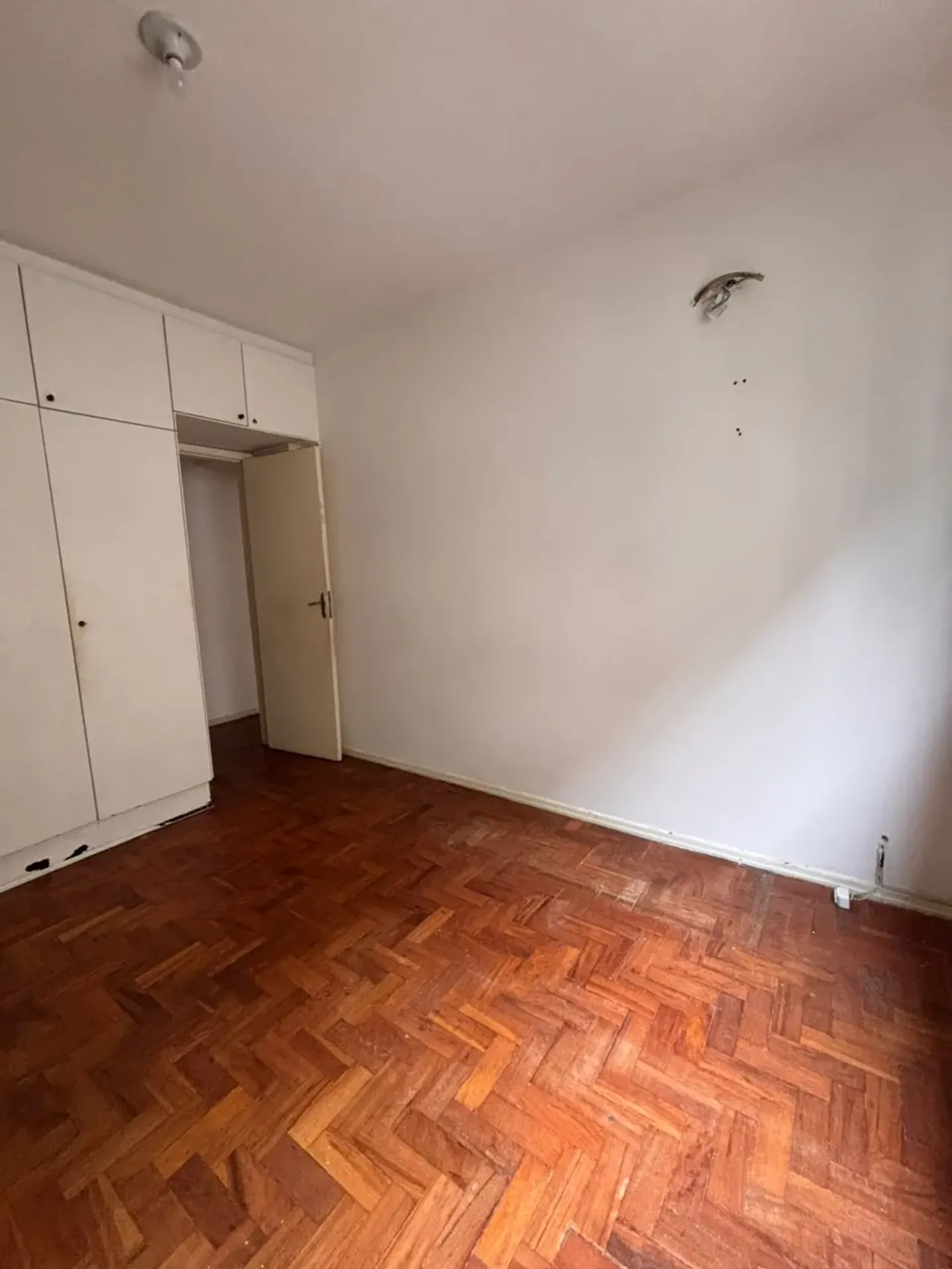 2-bedroom apartment with wood or laminate floors — photo 4