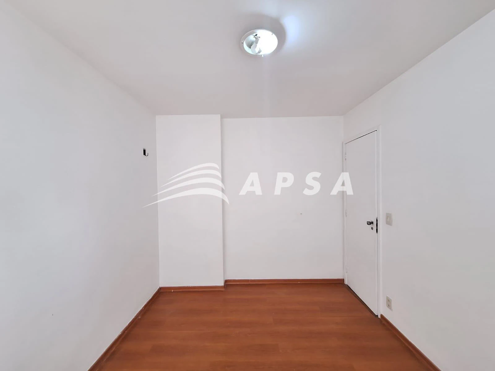 Деревянный пол или ламинат и 2 спальни: квартира 80 м² — photo 12