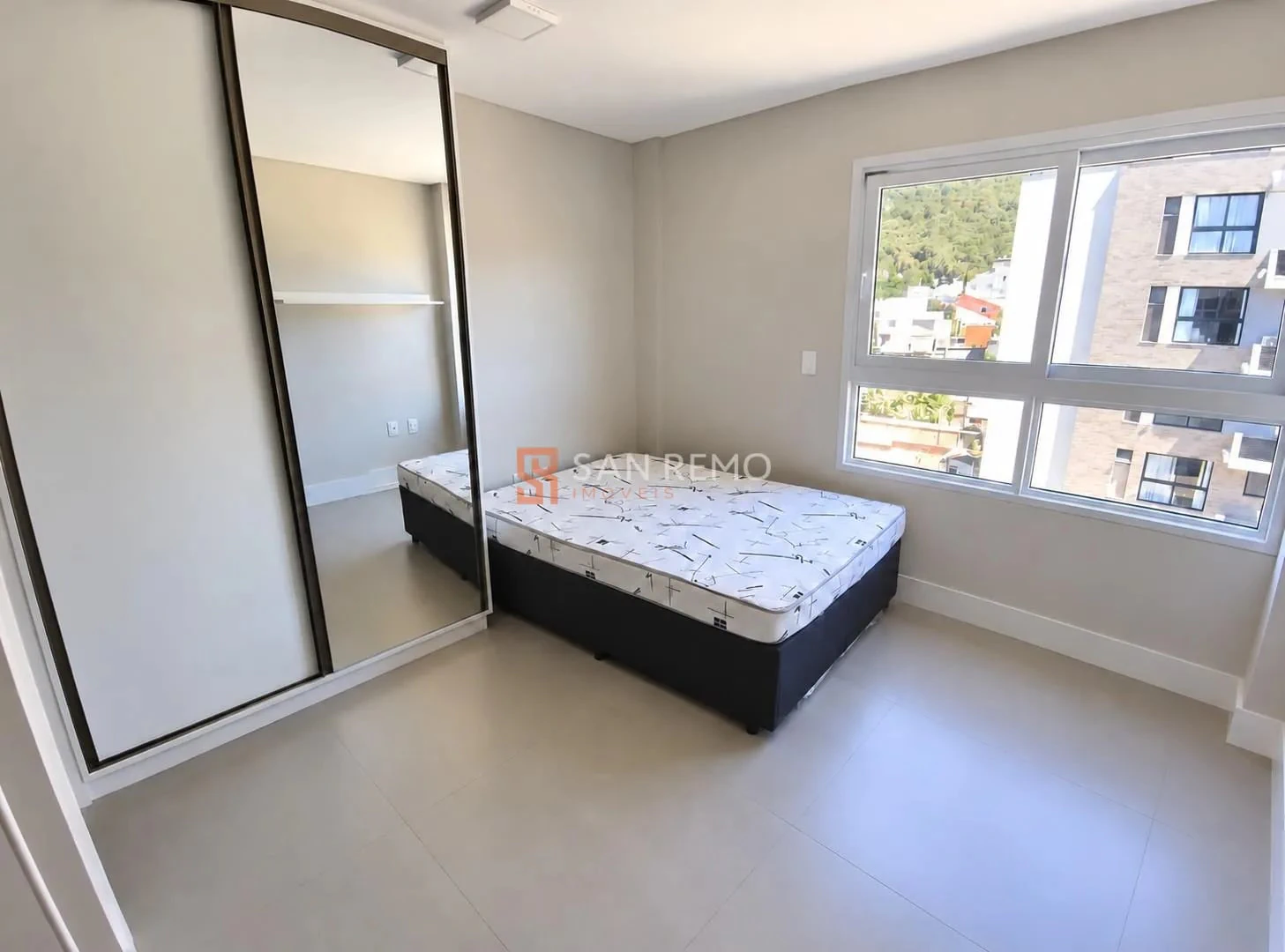 One-bedroom apartment in a building with a coworking space — photo 2