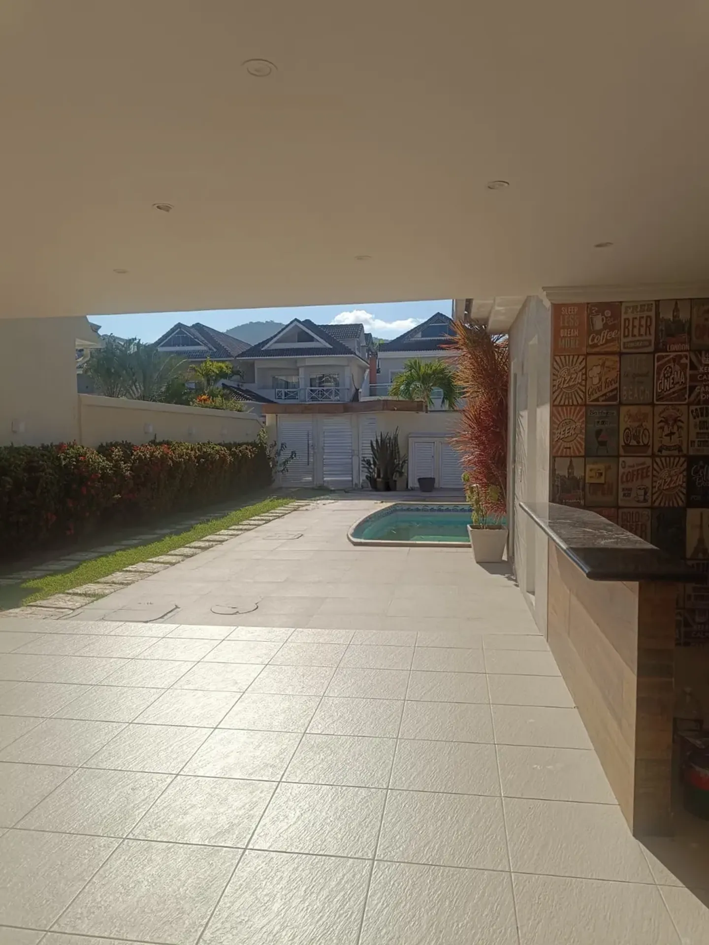 House with 4 bedrooms and 5 bathrooms — photo 4