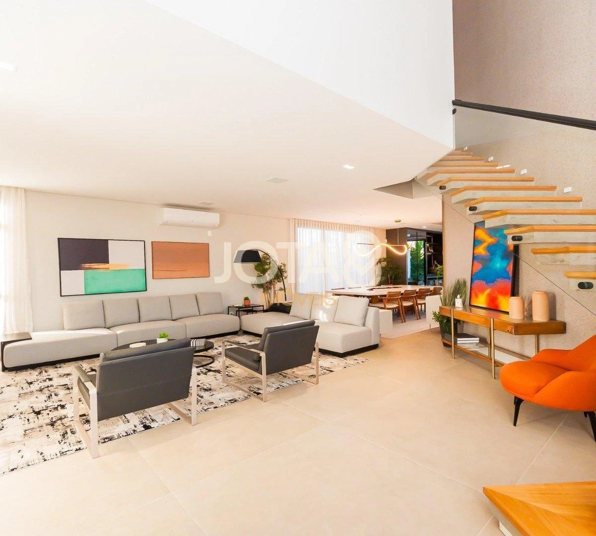 Floor-to-ceiling windows in a 4-bedroom house, 305 m²