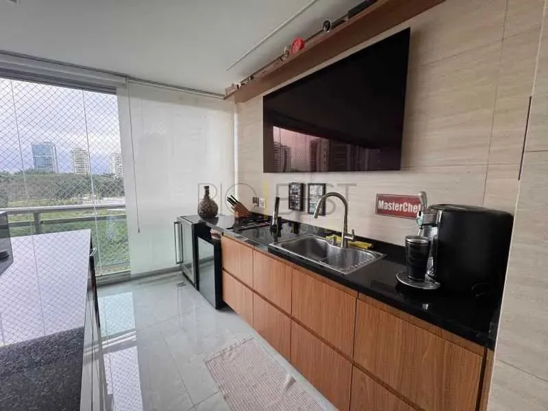 Furnished 4-bedroom apartment with park-view windows — photo 6