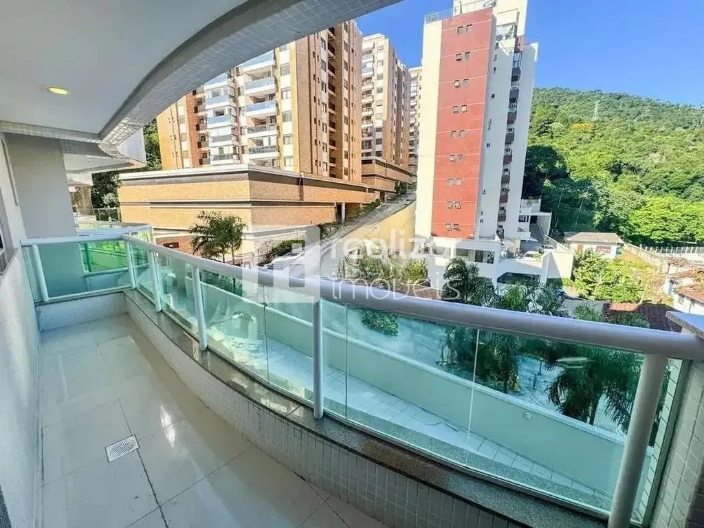 4-bedroom apartment in a building with a pool — photo 30