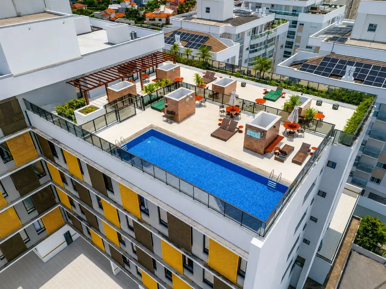 Apartamento mobiliado de 1 quarto com cozinha compacta