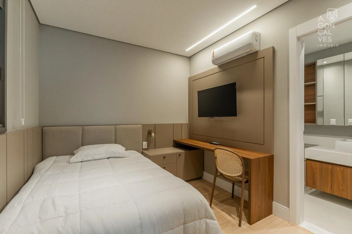 Furnished apartment, 139 m², with a glass-enclosed balcony — photo 13