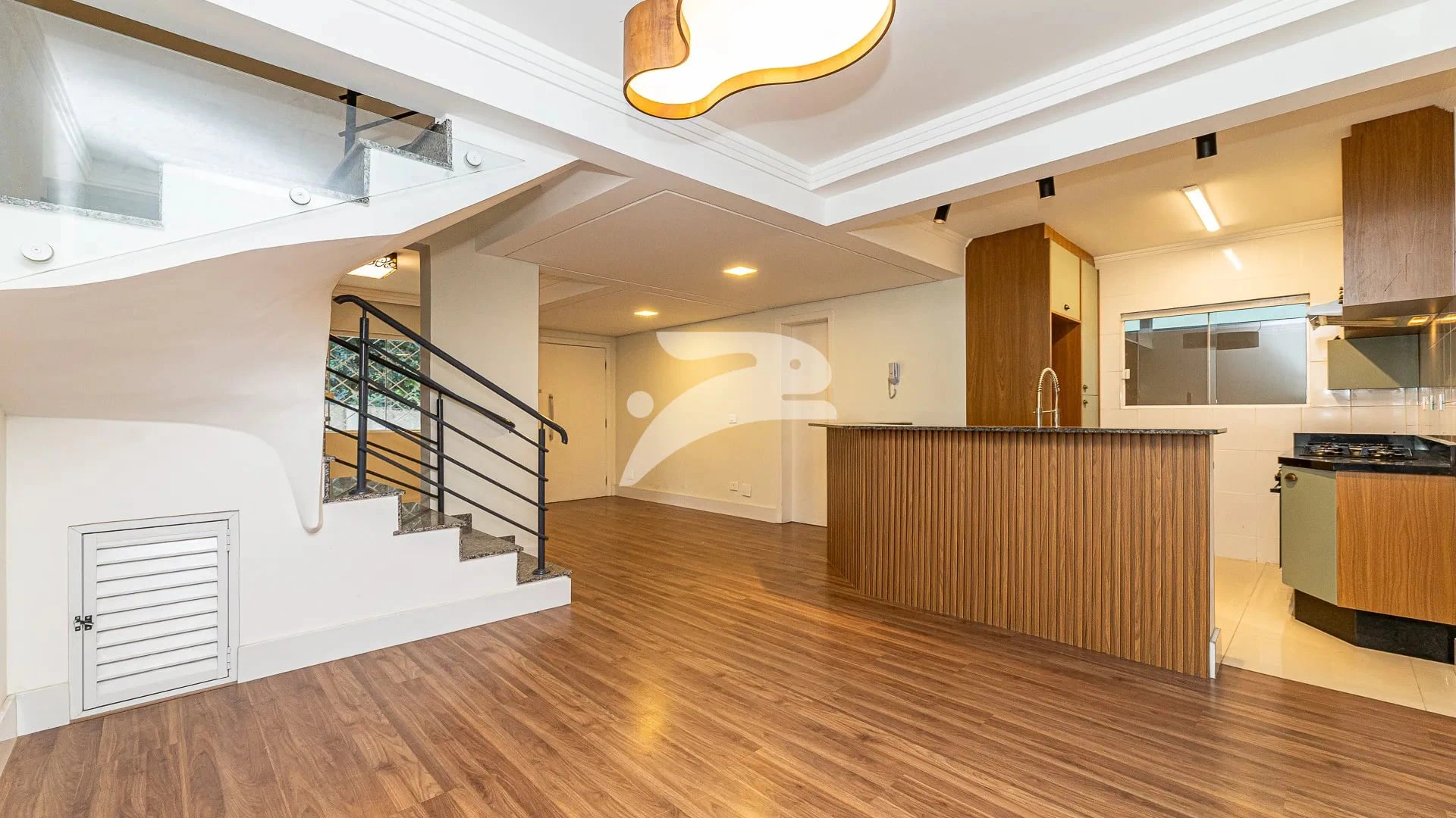 Balcony with a grill in a 3-bedroom house, 168 m² — photo 2