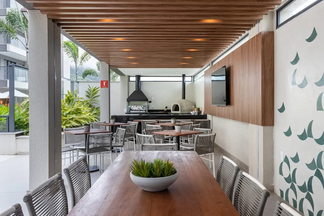 Furnished 2-bedroom apartment with a balcony — photo 39