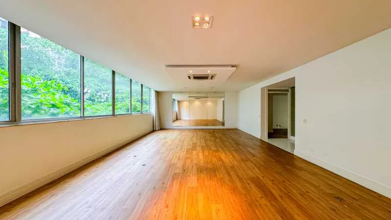 Floor-to-ceiling windows in a 4-bedroom apartment, 266 m² — photo 18
