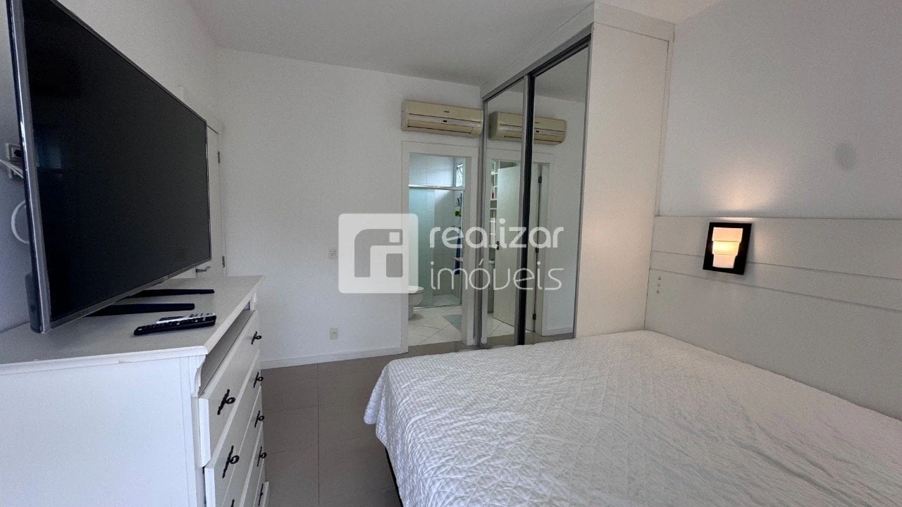 One-bedroom apartment with a mountain view — photo 25