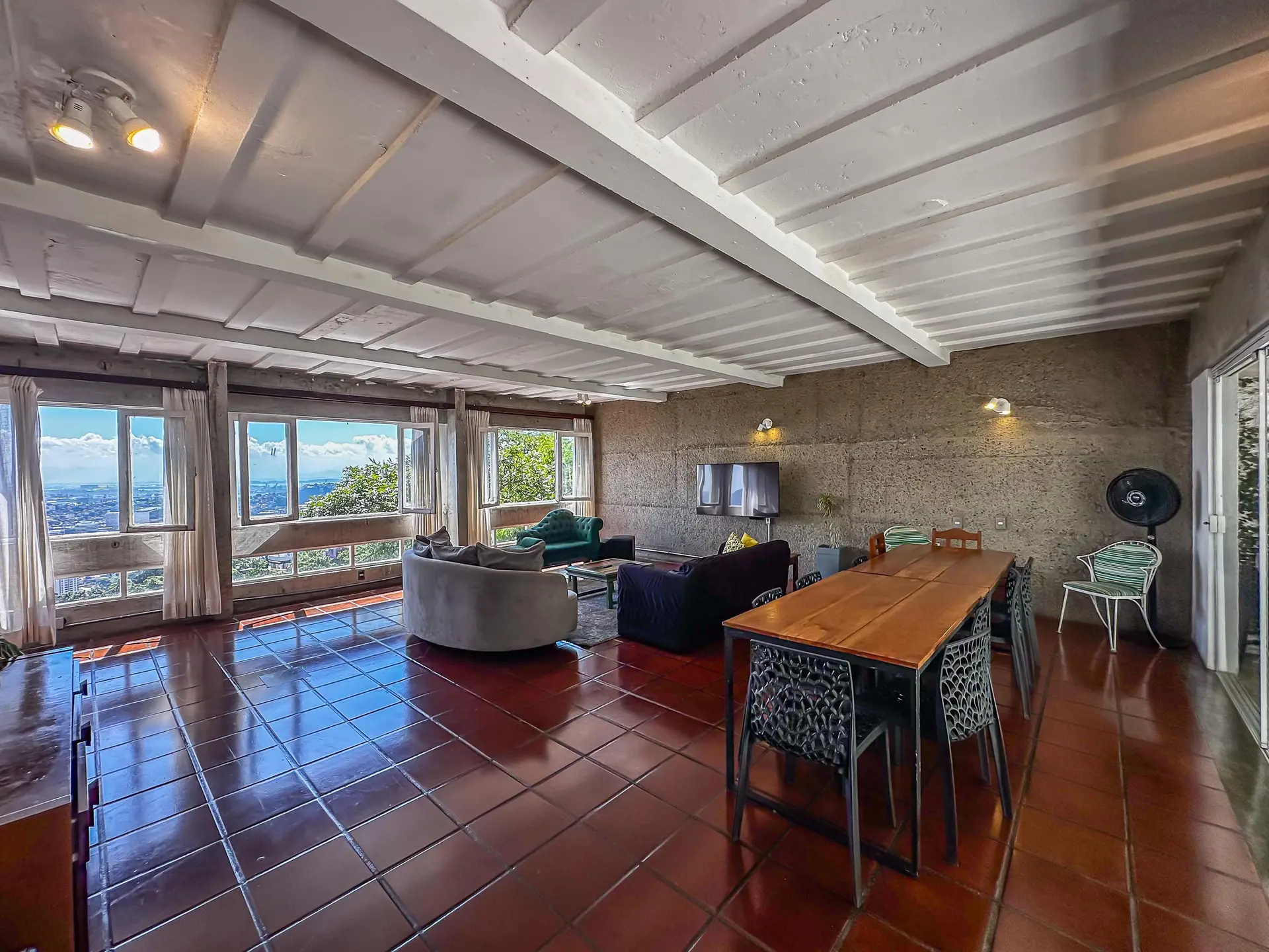 Floor-to-ceiling windows in a 4-bedroom house, 400 m² — photo 32