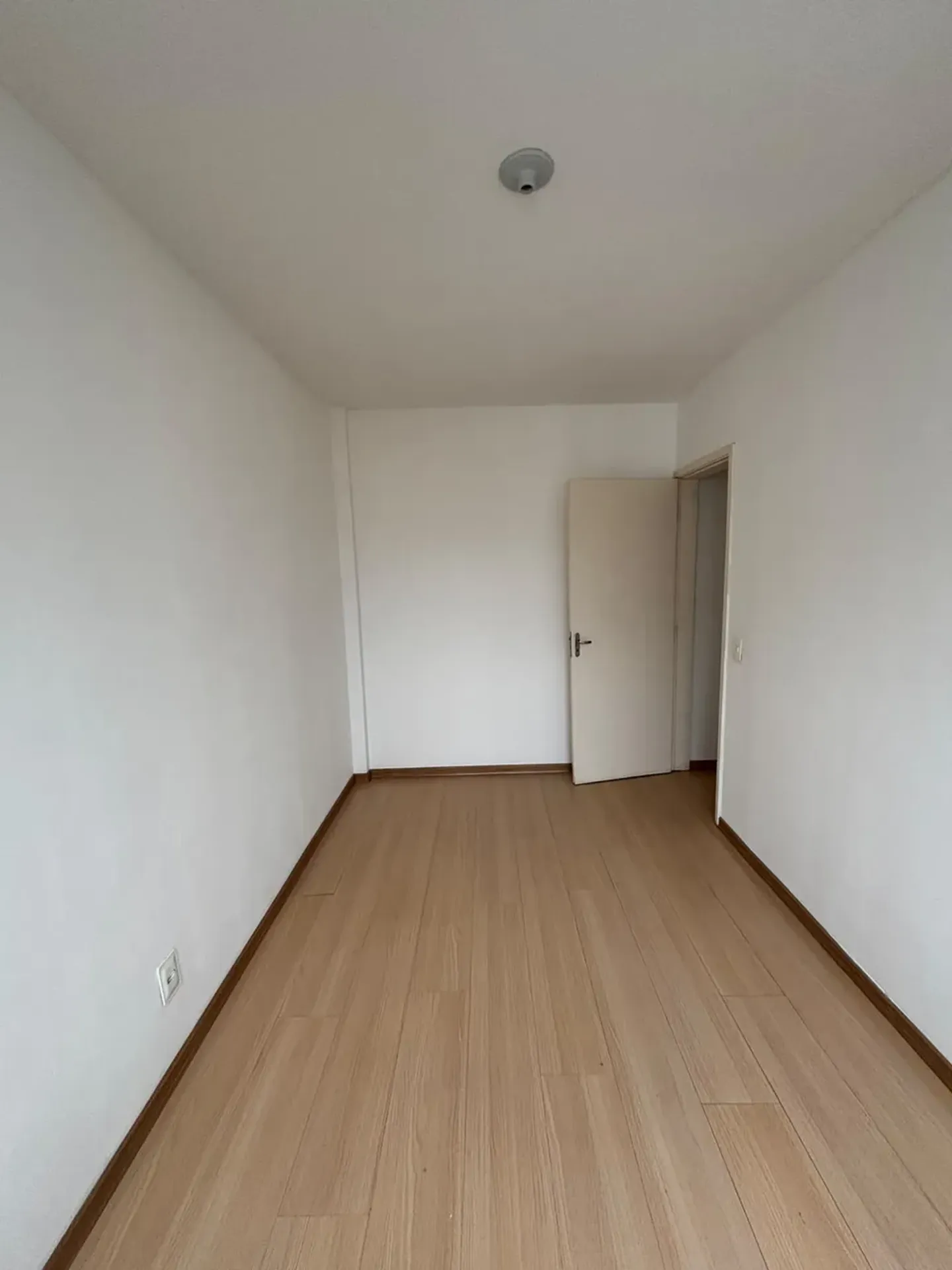 Wood or laminate floors in a 2-bedroom apartment, 23 m² — photo 6