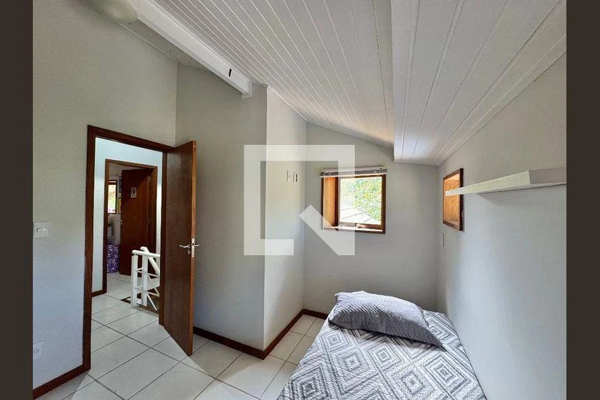 140 m² house with a walk-in closet and a home office — photo 10