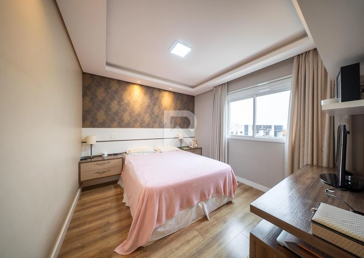 Glass-enclosed balcony in a 3-bedroom apartment, 166 m² — photo 34